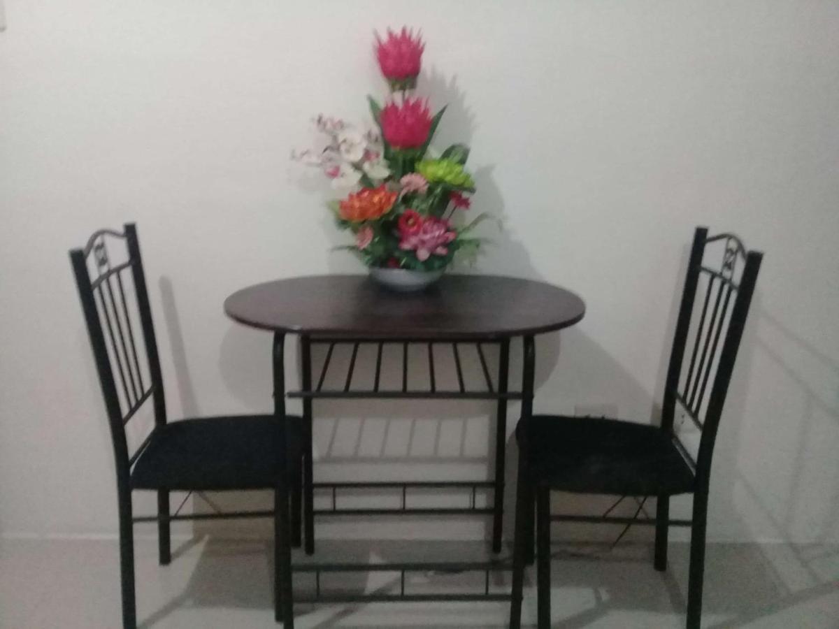 Emmanuel'S Service Apartment Near The Airport Manila Bagian luar foto
